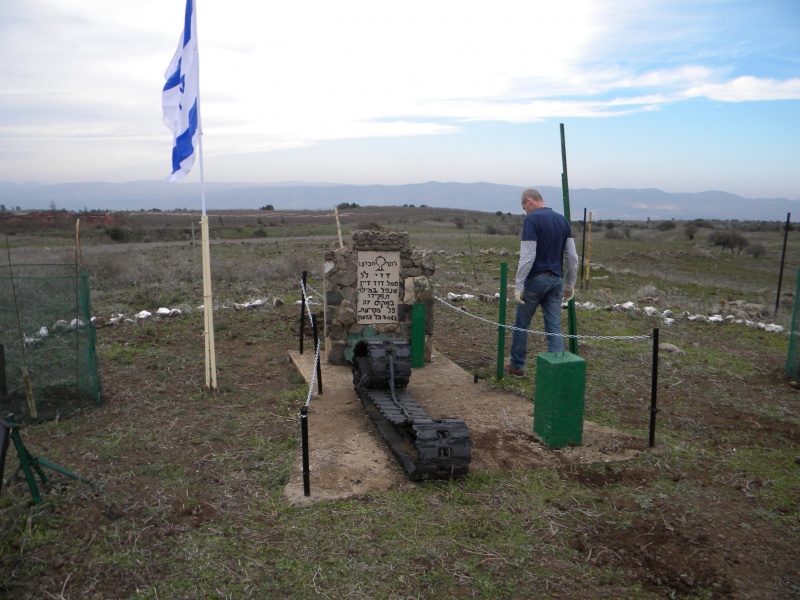 קובץ:אנדרטה לדדי דיין.jpg