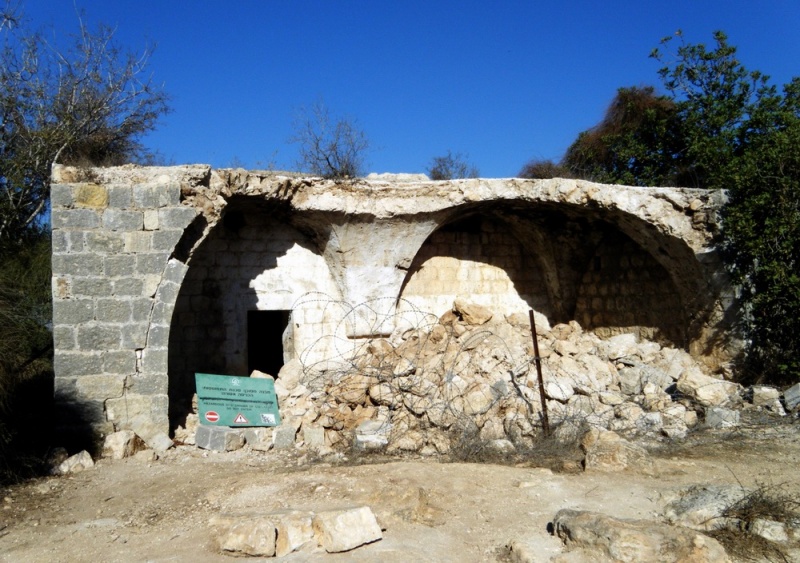 קובץ:מבנה עתיק בפסגת המסרק.JPG