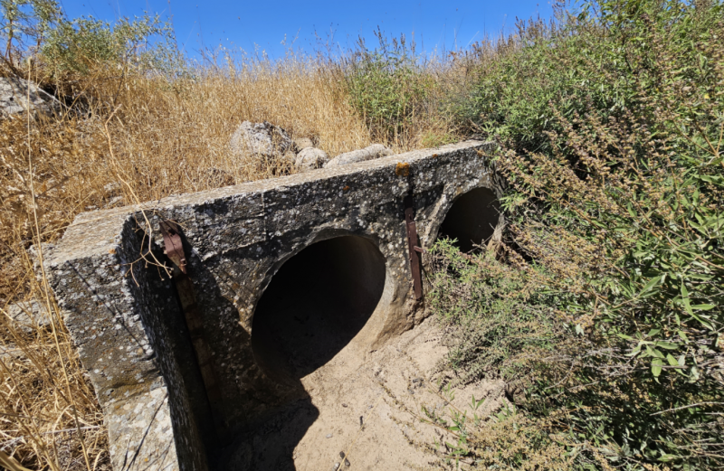 קובץ:מעבירי המים מתחת לכביש הנפט.png