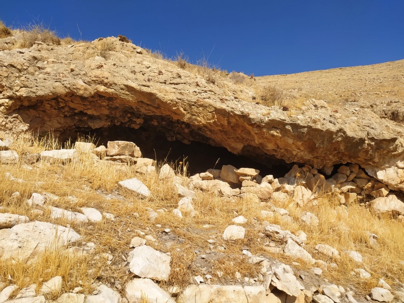 קובץ:מערהרחבהחומאבנישד.jpg