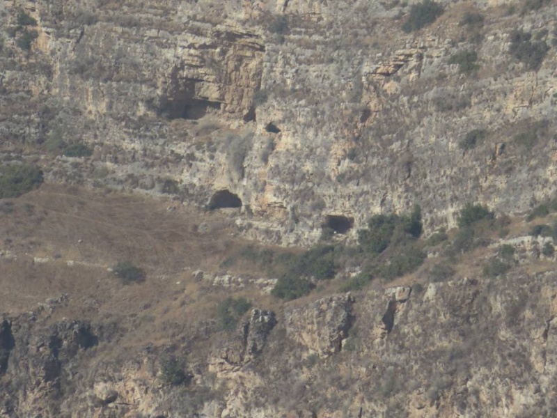 קובץ:מערתבנותרחוק.jpg