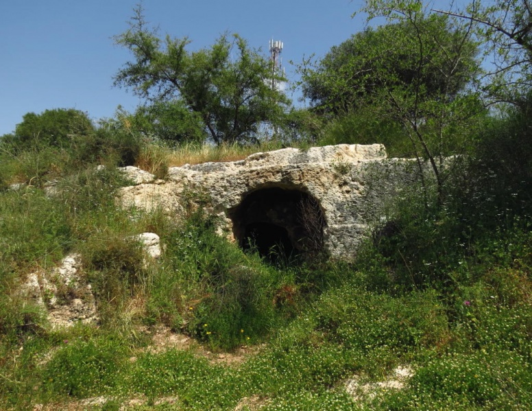 קובץ:מערת קבורה ואנטנה 1.jpg