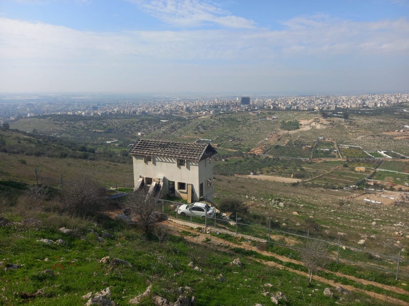 קובץ:03 2022-02-22 הבית בקצה היערית.jpeg