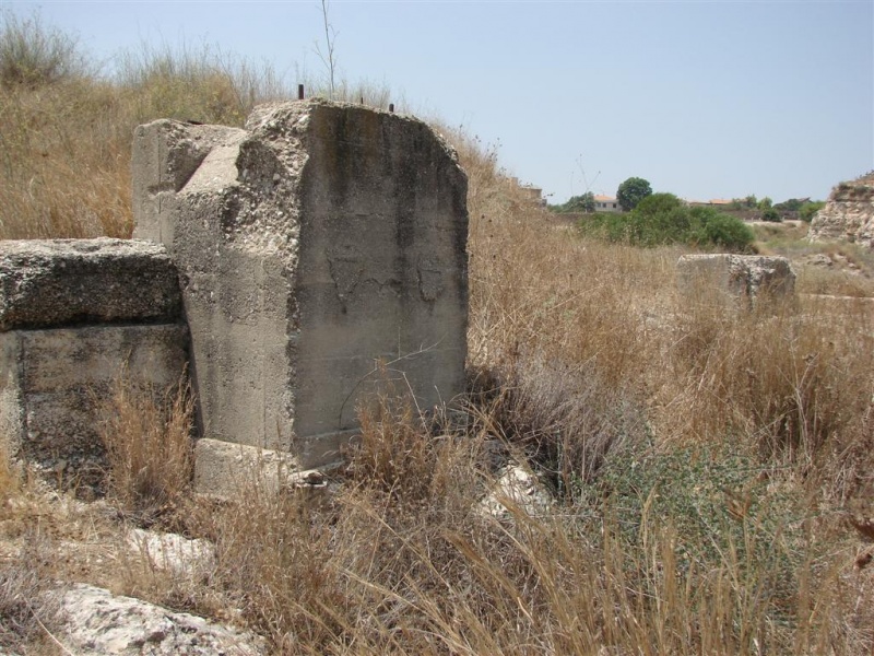 קובץ:Concrete stands near A-Luban train line 1 (Large).jpg