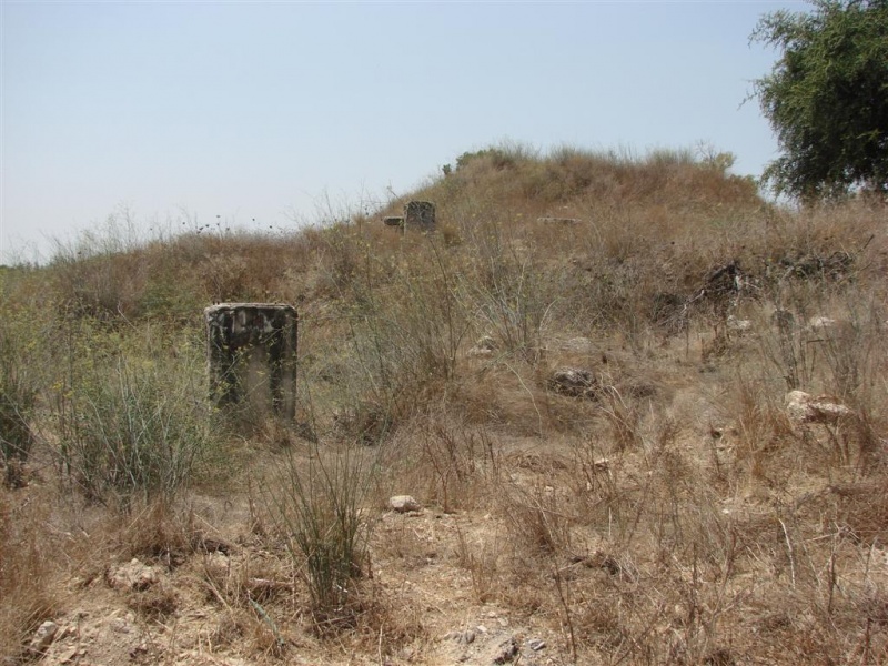 קובץ:Concrete stands near A-Luban train line 2 (Large).jpg