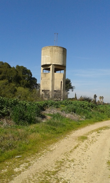 קובץ:Water tower Neve Charash.jpg